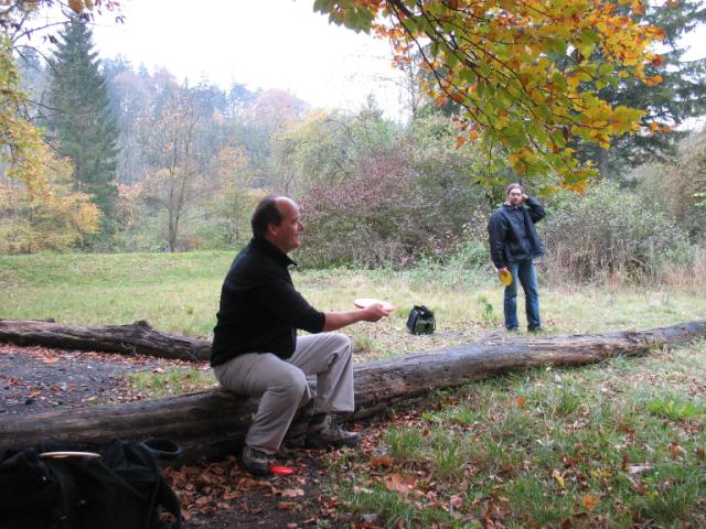 IMG_6993.jpg - Bäume sind auch praktisch wenn sie liegen. Doch siehe linker Fuss 803.04 (2). Aber klar, das war nur fürs Foto gestellt ;-)